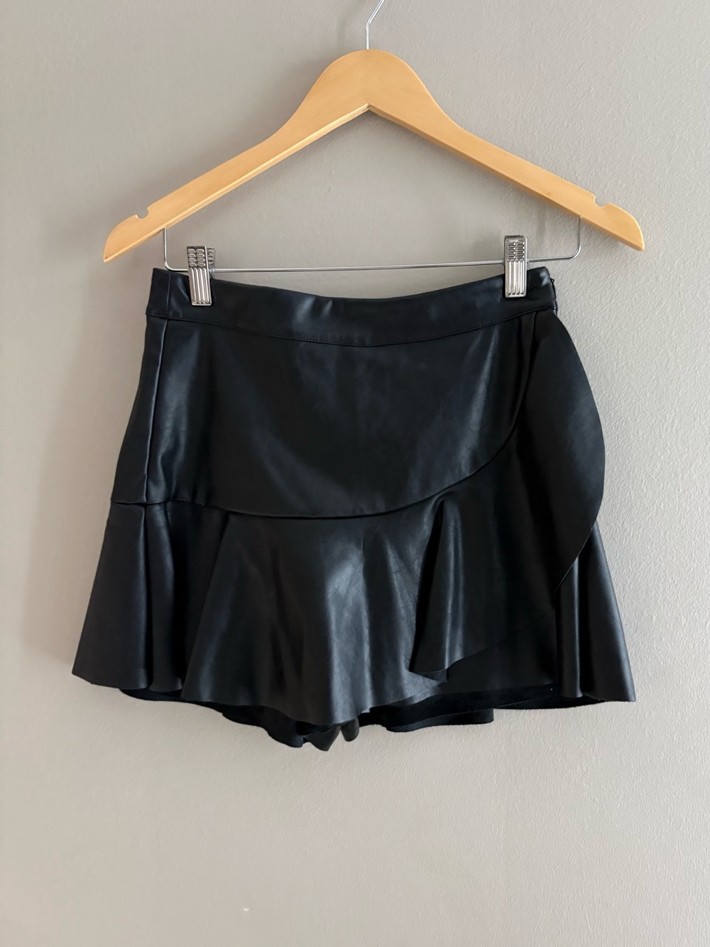 DO+BE - Black Faux Leather Ruffle Skort